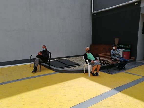 Tres personas sentadas en sillas