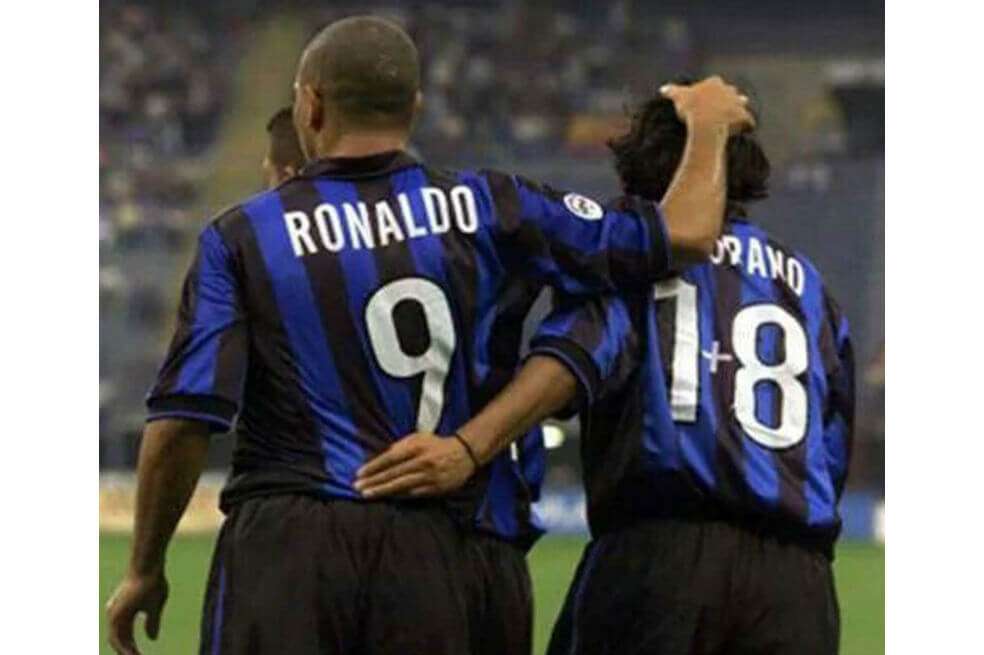 El chileno Iván Zamorano, quien jugó en el Inter de Milán con la camiseta número 1+8, pues el 9 le correspondió a Ronaldo. / Cortesía