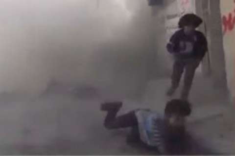 Niños en Siria por poco mueren durante una entrevista