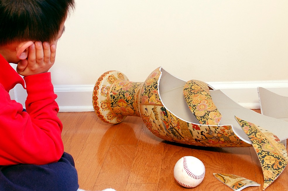 Niño rompiendo porcelana, niño rompe cosas en casa