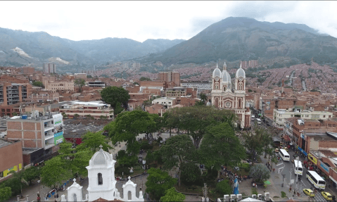 Las razones por las que parapentistas tuvieron que aterrizar de emergencia en Bello