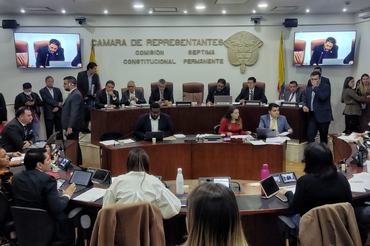 Al debate en la Comisión Séptima de la Cámara llegaron tres ministros: el de Salud, Guillermo Alfonso Jaramillo; el del Interior, Luis Fernando Velasco; y el MinTic, Mauricio Lizcano.