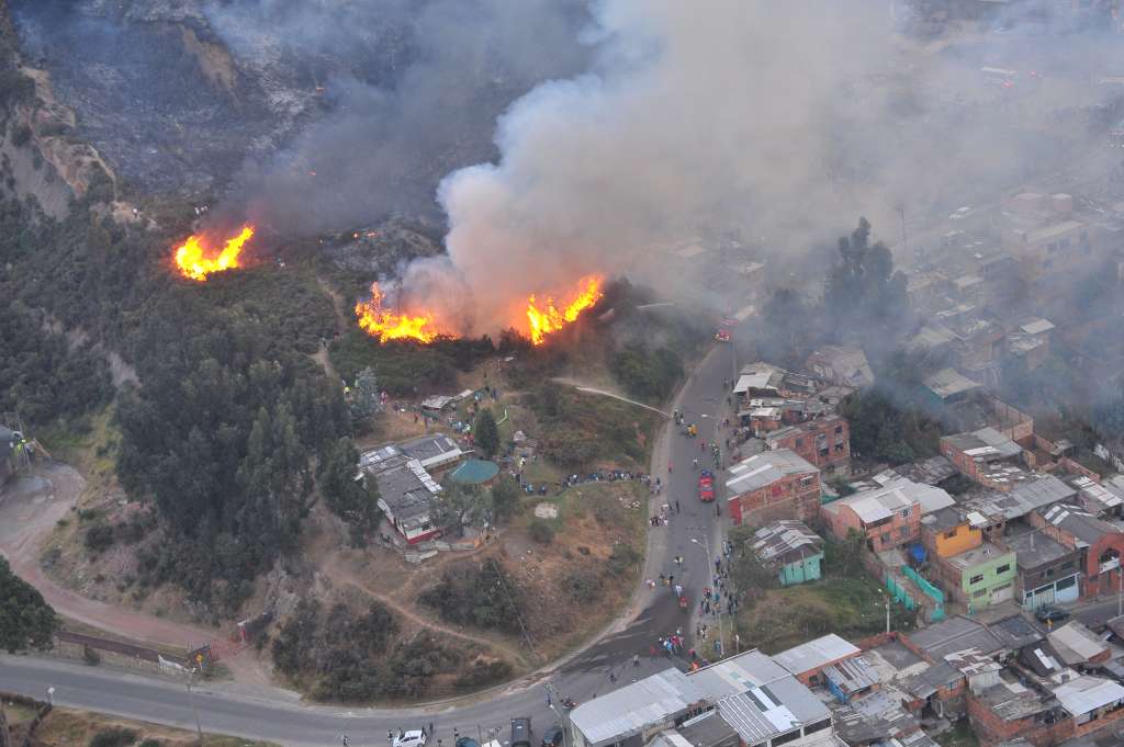 Sobrevuelo en helicóptero del ejército que busca apagar el incendio en los Cerros Orientales.