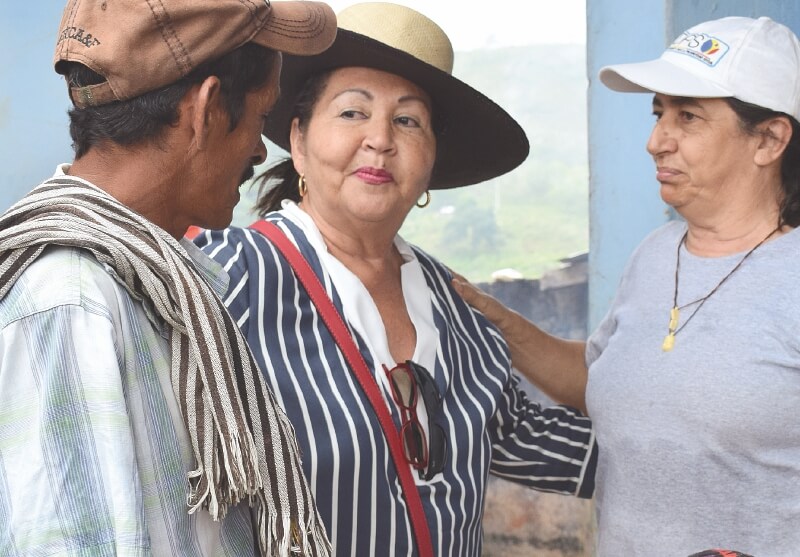 Gladys Miguel (centro), alcaldesa de Tarazá, Antioquia. / Cortesía
