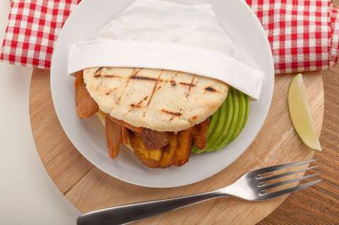 Cómo preparar una arepa rellena de tocino con el mejor sabor campesino