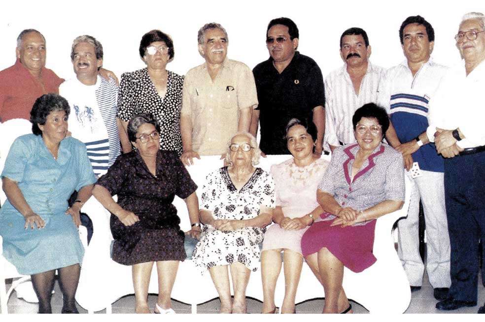 Los García Márquez: Jaime, arriba a la izq., junto a Alfredo (fallecido). Gustavo Adolfo entre el Nobel y Hernando (enfermo). Derecha: Eligio (fallecido) y Luis Enrique (enfermo). / Cortesía Cromos
