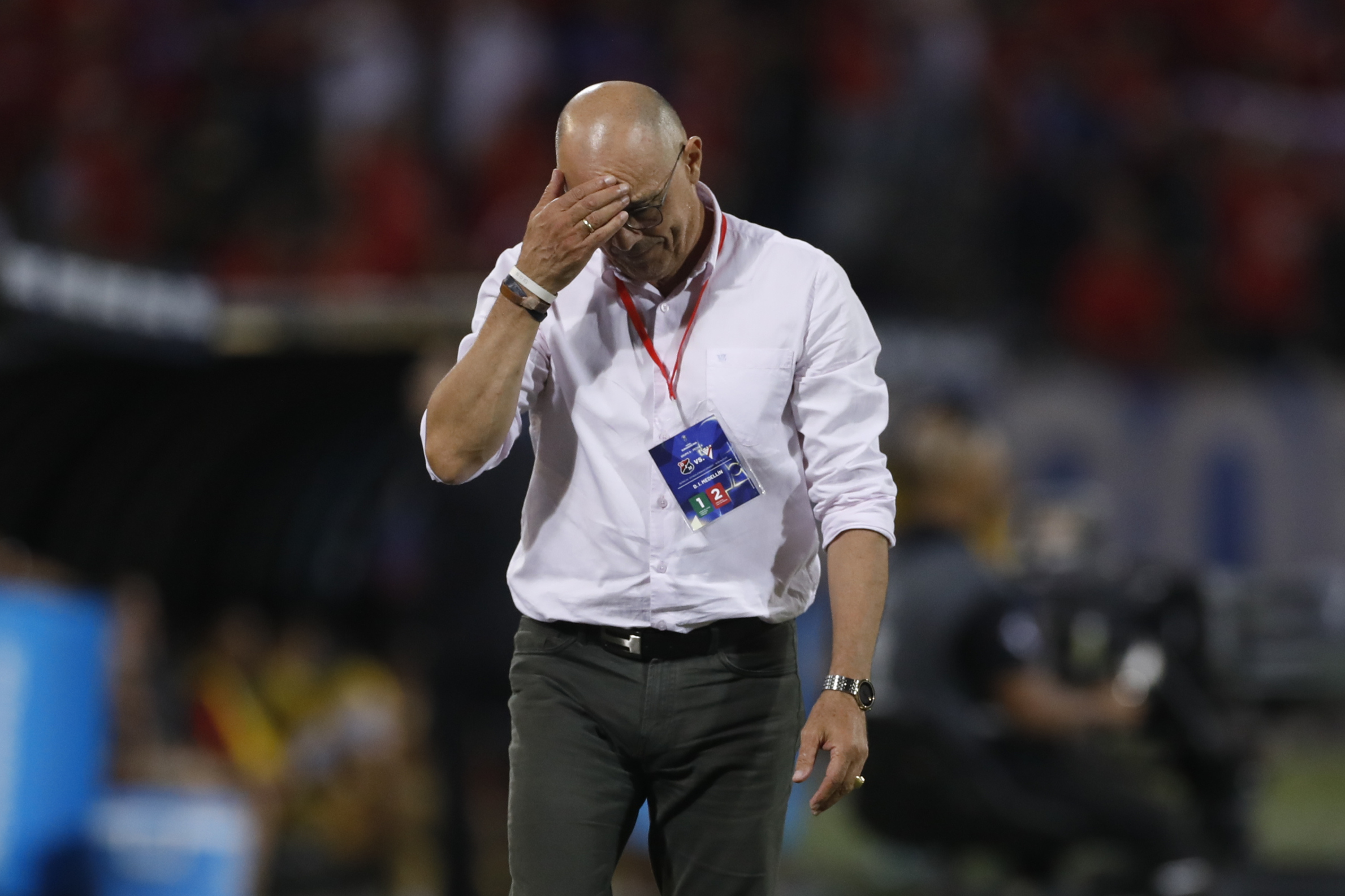 AMDEP2676. MEDELLÍN (COLOMBIA), 29/05/2024.- El entrenador de Independiente Alfredo Arias este miércoles, en un partido de la fase de grupos de la Copa Sudamericana entre Independiente Medellín y Always Ready en el estadio Atanasio Girardot en Medellín (Colombia). EFE/ Luis Eduardo Noriega Arboleda