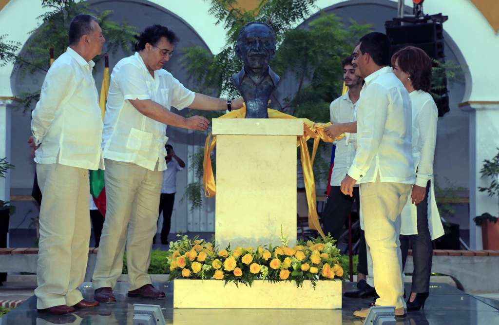 ACOMPAÑA CRÓNICA: GARCÍA MÁRQUEZ. CTG30. CARTAGENA (COLOMBIA), 25/03/2022.- Fotografía de archivo fechada el 22 de mayo de 2016 que muestra a familiares del fallecido premio Nobel de literatura Gabriel García Márquez mientras develan el busto que se erigió en el Claustro de la Merced en Cartagena (Colombia). Las cenizas de Mercedes Barcha, fallecida el 15 de agosto de 2020 en Ciudad de México, reposarán desde este viernes en Cartagena de Indias al lado de las de su esposo, el Premio Nobel de Literatura de 1982, Gabriel García Márquez. EFE/ Ricardo Maldonado Rozo