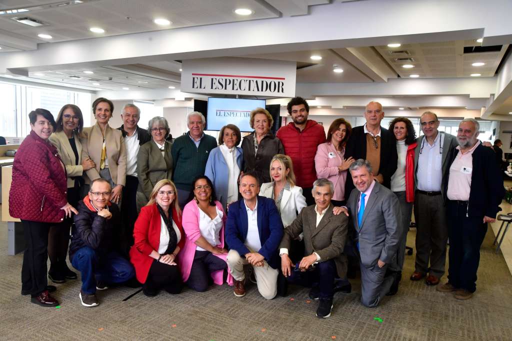 María Antonieta Busquets en compañía de familiares y redactores de “Espectadores 2000”.