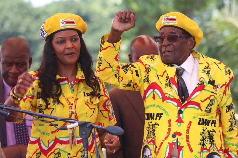 El presidente de Zimbabue, Robert Mugabe, y su mujer, Grace. El mandatario, de 93 años, que gobierna este país del sur de África desde 1980, anunció que se presentará a las elecciones de 2018, aunque algunos altos cargos de su partido se han postulado para sustituirlo en el poder, algo que ha provocado enfrentamientos en el seno de la formación gubernamental. / Agencia EFE