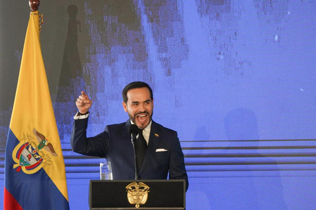 AME3894. BOGOTÁ (COLOMBIA), 02/09/2026.- El presidente de Colombia, Abelardo de la Espriella, habla en la Reunión de Alcaldes 2026 del Banco Interamericano de Desarrollo (BID) donde aseguró que "la paz verdadera se construye con la fuerza de las armas y las leyes de la República" y ratificó que derrotará al crimen sin diálogo, ya sea "por la razón o por la fuerza", este miércoles, en Bogotá (Colombia). EFE/ Pablo R. Seco
