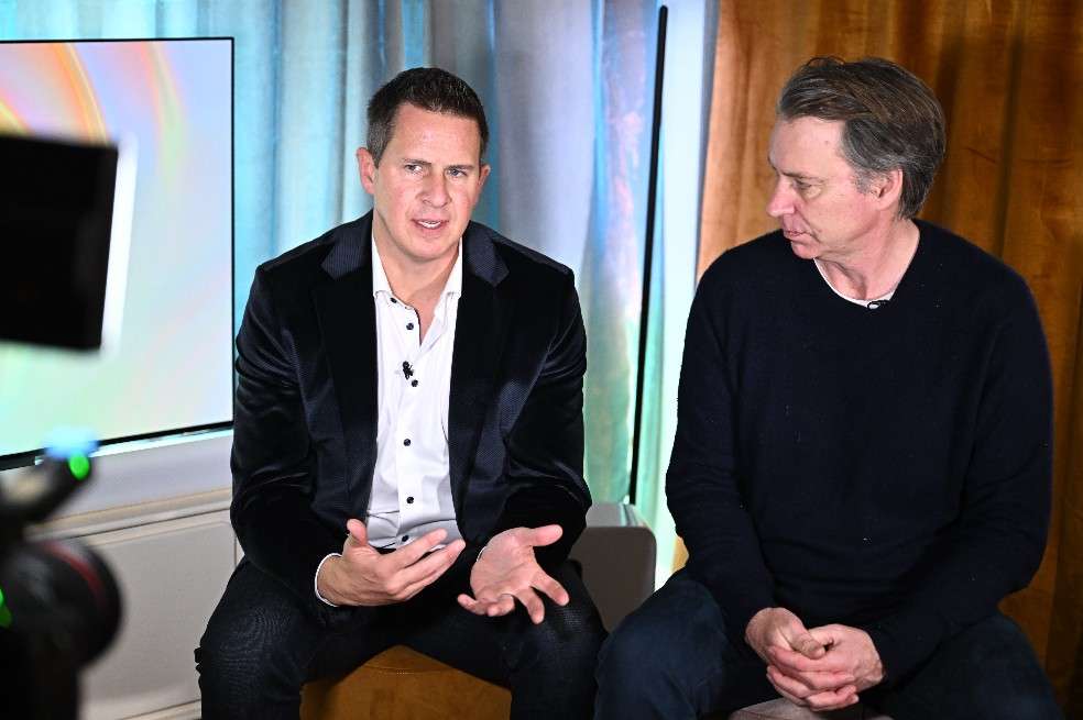 Patrick Spence junto a Giles Martin. Martin es hijo del productor de The Beatles George Martin y vicepresidente de experiencia de audio de Sonos.