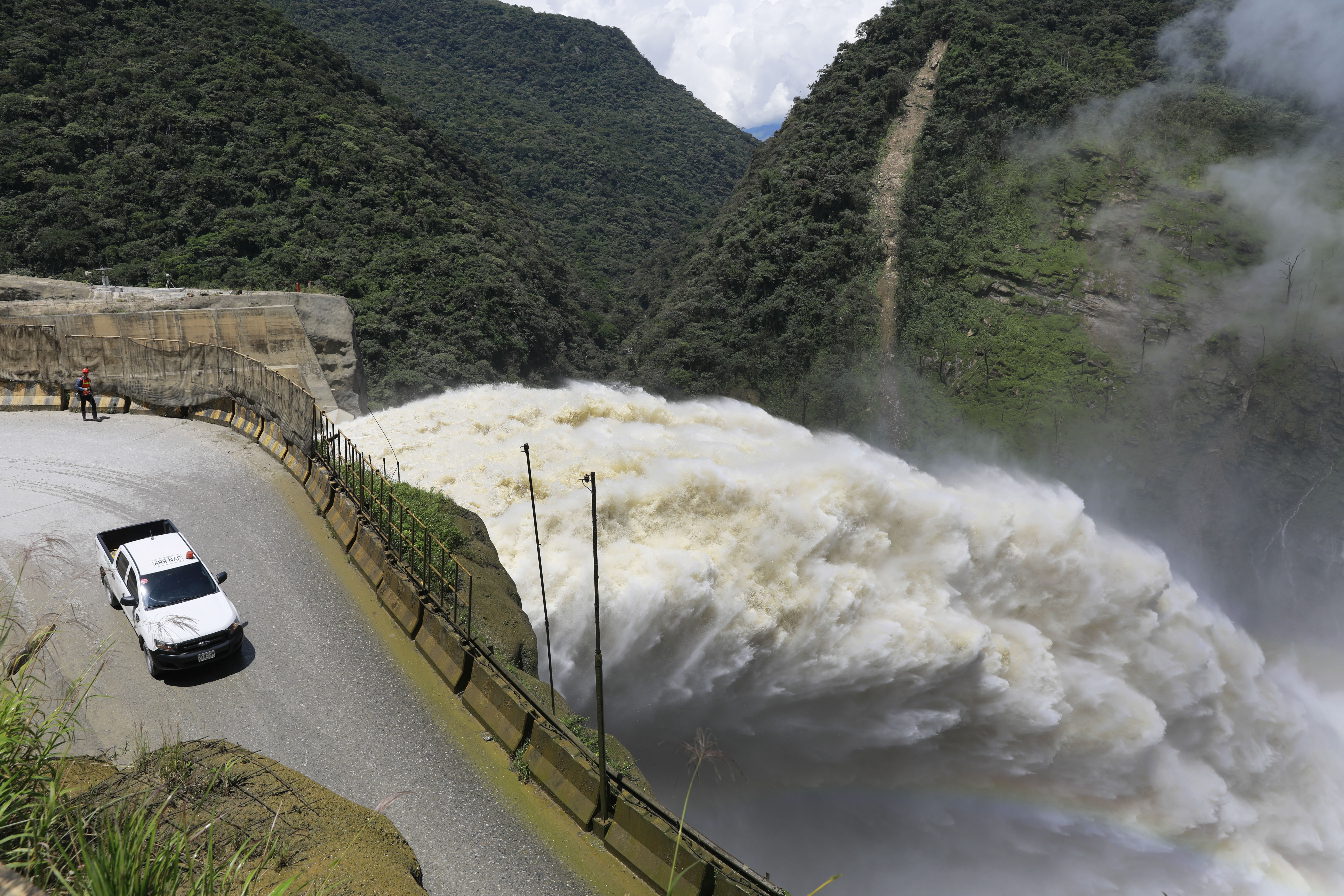 -FOTODELDIA- ACOMPAÑA CRÓNICA: COLOMBIA ENERGÍA*** AME6398. ITUANGO (COLOMBIA), 20/10/2022.- Fotografía del vertedero del proyecto Hidroituango, ubicado sobre el río Cauca entre Ituango y Puerto Valdivia, el 13 de octubre de 2022 en el departamento de Antioquia (Colombia). En una caverna perforada bajo una montaña de la Cordillera Occidental miles de obreros trabajan las 24 horas del día para poner a tiempo en operación la central hidroeléctrica de Ituango, que será la mayor de Colombia y cuya construcción ha estado rodeada de dificultades y polémicas. EFE/ Carlos Ortega