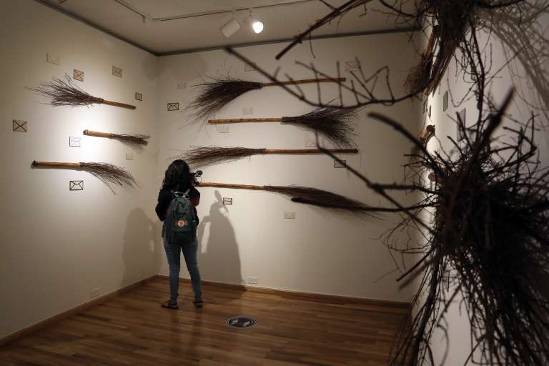 MEX8522. CIUDAD DE MÉXICO (MÉXICO), 13/07/2022.- Una mujer observa la obra "Telegrafía del escape", de Internas del dormitorio de psiquiatría de Tepepan durante de la muestra "Desde adentro", exhibida en el Museo del Objeto en Ciudad de México (México). La muestra “Desde Adentro” recoge 52 obras de 54 pacientes psiquiátricos del sistema penitenciario de la Ciudad de México y abre el panorama del mundo artístico a la vez que muestra el valor de esta disciplina. EFE/ Alex Cruz