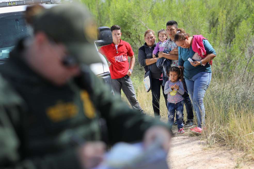Decenas de familias esperan en la frontera con México para entrar legalmente a Estados Unidos. Piden asilo, pero las normas han cambiado. / AFP