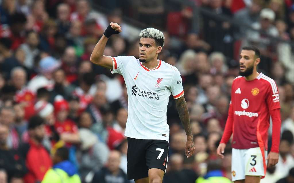 Manchester (United Kingdom), 01/09/2024.- Luis Diaz of Liverpool celebrates scoring for the 2-0 lead against Manchester United during the English Premier League soccer match of Manchester United against Liverpool FC, in Manchester, Britain, 01 September 2024. (Reino Unido) EFE/EPA/PETER POWELL EDITORIAL USE ONLY. No use with unauthorized audio, video, data, fixture lists, club/league logos, 'live' services or NFTs. Online in-match use limited to 120 images, no video emulation. No use in betting, games or single club/league/player publications.