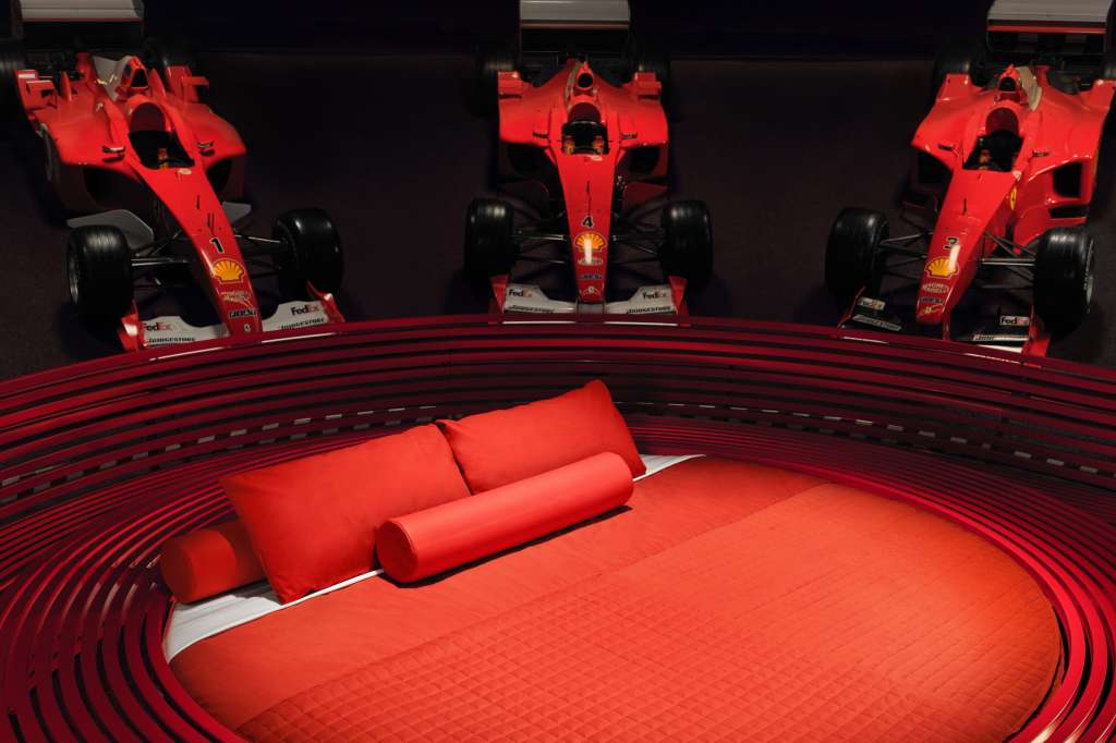 Los invitados se despertarán en una cama fabricada con el mismo cuero que los asientos de Ferrari, rodeados de los históricos coches de carreras ganadores de Ferrari.