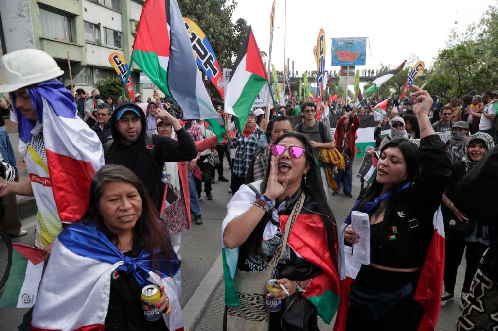AME5688. BOGOTÁ (COLOMBIA), 07/10/2025.- Personas participan en una manifestación en apoyo a Palestina y contra la guerra en Gaza con motivo del segundo aniversario del ataque de Hamás contra Israel, este martes en Bogotá (Colombia). EFE/ Carlos Ortega