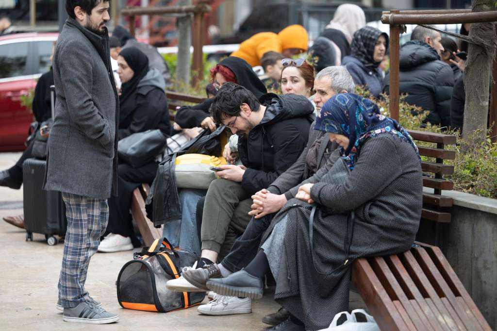 ISTANBUL (Turkey), 23/04/2025.- People with their belongings sit in a park after a powerful earthquake in Istanbul, Turkey, 23 April 2025. Turkey's largest city has been rocked by a series of earthquakes, including a 6.2-magnitude tremor that shook buildings and forced residents to evacuate apartment blocks. There were no initial reports of significant damage or casualties. (Terremoto/sismo, Turquía, Estanbul) EFE/EPA/TOLGA BOZOGLU
