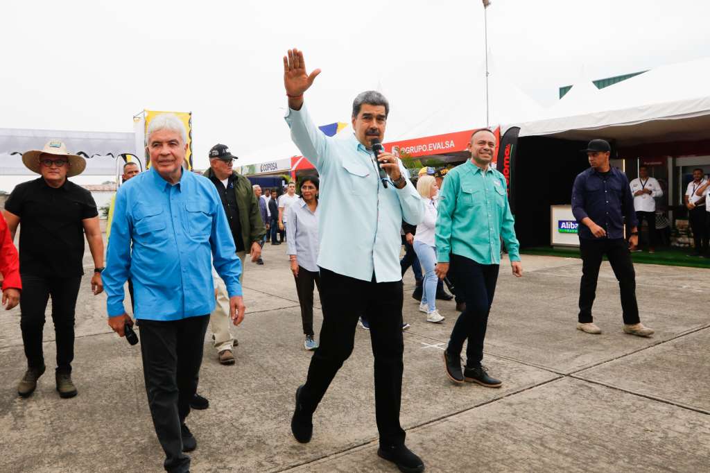 AME8420. ARAURE (VENEZUELA), 17/04/2024.- Fotografía cedida por Prensa Miraflores donde se observa al presidente venezolano Nicolás Maduro en un acto de gobierno este miércoles, en Araure (Venezuela). El presidente de Venezuela, Nicolás Maduro, indicó este miércoles que ninguna sanción impuesta contra la nación caribeña le hará daño al esfuerzo de "construir un nuevo modelo económico productivo", luego de que Estados Unidos anunciara que revierte parcialmente el alivio de sanciones sobre el petróleo y el gas venezolano. EFE/ Prensa Miraflores SOLO USO EDITORIAL/NO VENTAS/SOLO DISPONIBLE PARA ILUSTRAR LA NOTICIA QUE ACOMPAÑA/CRÉDITO OBLIGATORIO