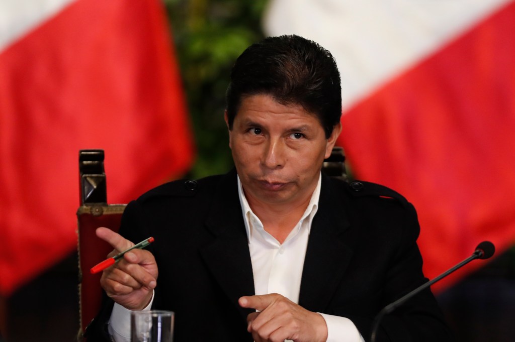 AME3968. LIMA (PERÚ), 22/08/2024.- Fotografía de archivo fechada el 11 de octubre de 2022 del presidente de Perú Pedro Castillo durante una rueda de prensa en Lima (Perú). La Fiscalía de Perú formalizó este jueves su denuncia al expresidente peruano Pedro Castillo (2021-2022) y al ex primer ministro Guido Bellido por nombramiento ilegal en agravio del Estado, por la designación de Juan Manuel Carrasco como ministro del Interior. La denuncia constitucional, la fórmula empleada en Perú para delitos cometidos por altos funcionarios, fue presentada por el Área de Enriquecimiento Ilícito y Denuncias Constitucionales contra el exmandatario, en prisión preventiva desde su fallido intento de golpe de Estado en 2022, y Bellido, según informó el Ministerio Público en su cuenta de la red social X. EFE/ Paolo Aguilar