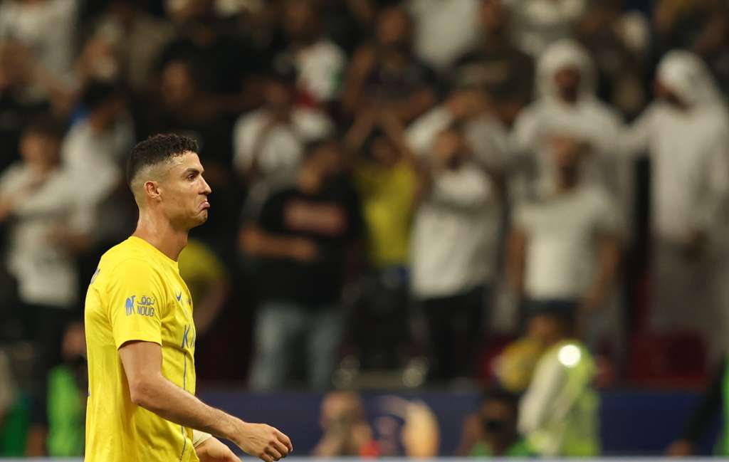 Abu Dhabi (United Arab Emirates), 08/04/2024.- Cristiano Ronaldo of Al-Nassr reacts after getting a red card during the semifinal soccer match of the Saudi Super Cup between Al-Hilal and Al-Nassr in Abu Dhabi, United Arab Emirates, 08 April 2024. (Emiratos Árabes Unidos) EFE/EPA/ALI HAIDER