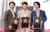 Los Jonas Brothers reciben su estrella en el Paseo del Fama y anuncian nuevo álbum