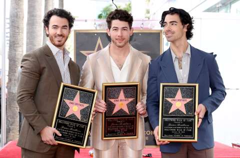 Los Jonas Brothers reciben su estrella en el Paseo del Fama y anuncian nuevo álbum