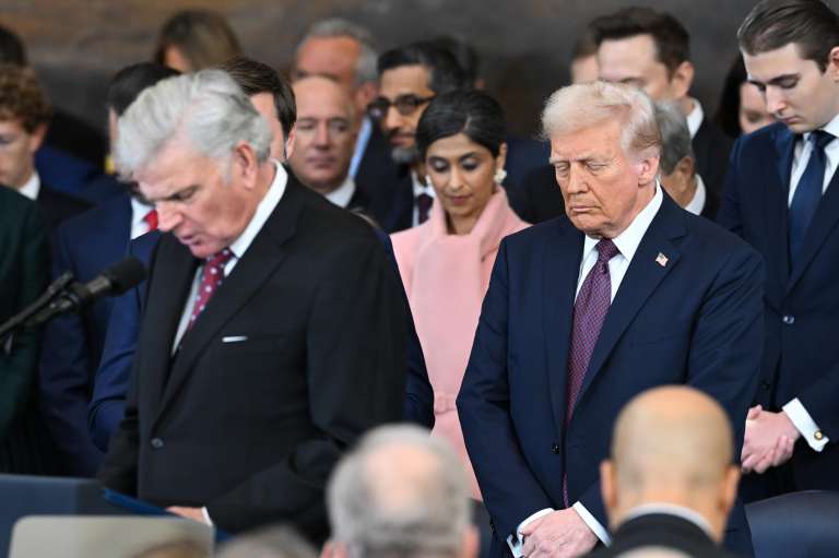 Washington (United States), 20/01/2025.- US President-elect Donald Trump (C) bows his head as US evangelist president of Samaritan's Purse Franklin Graham devliers an invocation during the inauguration ceremony before Trump is sworn in as the 47th US President in the US Capitol Rotunda in Washington, DC, USA, 20 January 2025. EFE/EPA/SAUL LOEB / POOL