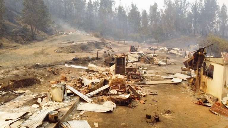 AME1493. SANTA JUANA (CHILE), 04/02/2023.- Fotografía de las afectaciones de los incendios en las regiones de Biobío y Ñuble (Chile), el 3 de enero de 2023. Las regiones de Biobío, Ñuble y La Araucanía son las más afectadas por unos incendios que ya han destruido más de 45.000 hectáreas y un centenar de viviendas y han provocado el desalojo de decenas de municipios. Los incendios coinciden con una larga sequía que ya dura más de trece años y con una ola de calor inédita en el sur, con temperaturas que pueden llegar en las próximas horas hasta los 40 grados celsius en zonas del sur. EFE/ Javier Conce