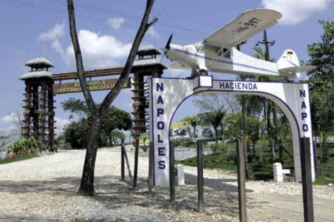 La avioneta de Pablo Escobar fue retirada de la entrada de la Hacienda Nápoles