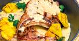 Chuletas de cerdo con salsa de semillas de mostaza y piña asada