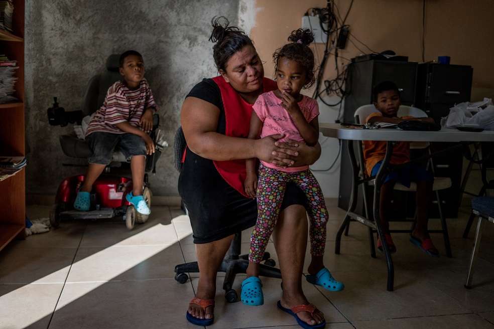 Piedad sostiene a su hija en el refugio de migrantes Senda de Vida en Reynosa, México. Fueron detenidas cuando buscaban refugio en EE.UU. y entregadas a funcionarios de inmigración mexicanos, donde fueron encarceladas durante semanas. / Dominic Bracco