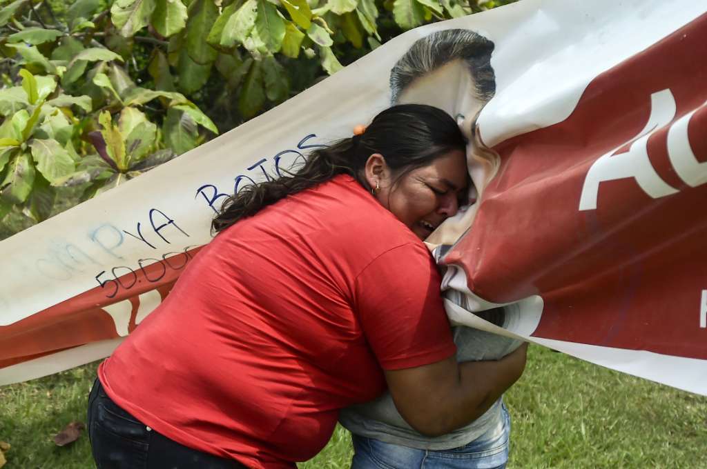 Una familiar de Karina García Sierra llora su asesinato, aferrada de la imagen de su rostro en una de las pancartas instaladas en el municipio de Suárez, Cauca.Luis Robayo - AFPSegún ese documento, la salida de las Farc, luego de la firma del Acuerdo de Paz, ha causado transformaciones en el contexto y ello ha implicado la entrada de nuevos grupos armados al margen de la ley. El norte del Cauca, dice la alerta, es una zona geoestratégica para la movilidad, tráfico, tránsito y financiación de grupos ilegales.