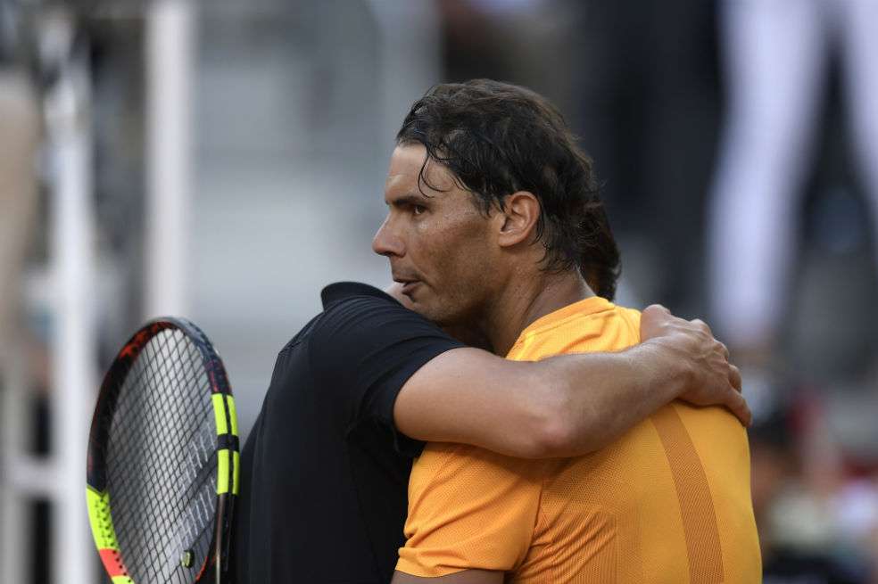 Nadal abraza a Thiem tras su derrota en el Abierto de Madrid. / AFP