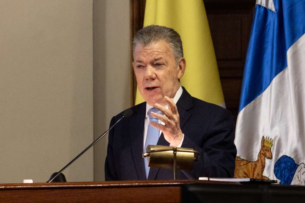 AME6363. SANTIAGO (CHILE), 16/05/2024.- El expresidente de Colombia Juan Manuel Santos, participa en el lanzamiento del libro "Chile 2050: Un País. Cuatro Presidentes", del director de Clapes UC y exministro de Hacienda Felipe Larraín, en la Casa Central Universidad Católica, este jueves en Santiago (Chile). El expresidente colombiano Juan Manuel Santos instó este jueves a “recuperar el espíritu de la Concertación", la antigua coalición de centro-izquierda que gobernó en Chile tras el retorno a la democracia y hasta 2010, y emplazó a la clase política a hacer "gestos" para combatir la “polarización” y avanzar en las reformas claves para el país. EFE/Ailen Díaz