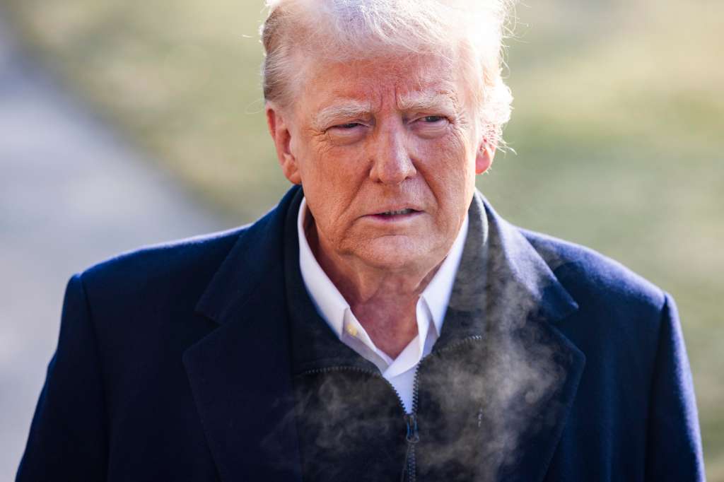 Washington (United States), 24/01/2025.- US President Donald Trump speaks to reporters as he departs the White House for North Carolina, where he is expected to tour hurricane damage, followed by a visit to tour fire damage in Los Angeles, in Washington, DC, USA, 24 January 2025. Trump spoke about the upcoming Congressional vote on his nominee for Department of Defense Hegseth. EFE/EPA/JIM LO SCALZO