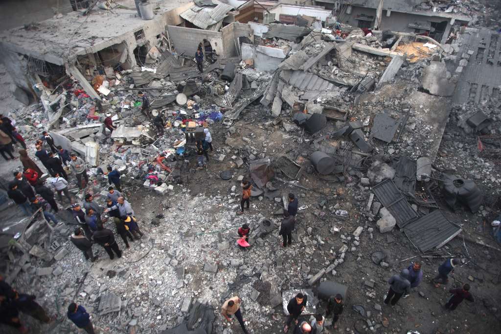 La gente revisa los escombros de los edificios alcanzados por los ataques israelíes la noche anterior en Jabalia, en el norte de la Franja de Gaza, el 16 de enero de 2025, tras el anuncio de una tregua en medio de la guerra entre Israel y el movimiento palestino Hamás.