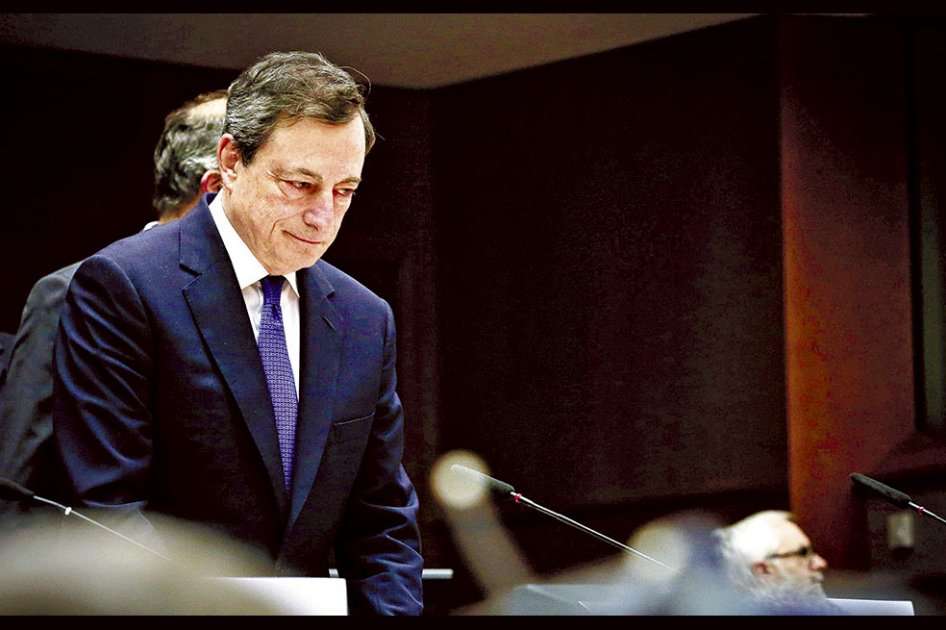 El presidente del Banco Central Europeo, Mario Draghi, tiene tantos críticos como seguidores por el plan de compras de euros que lanzó. / EFE