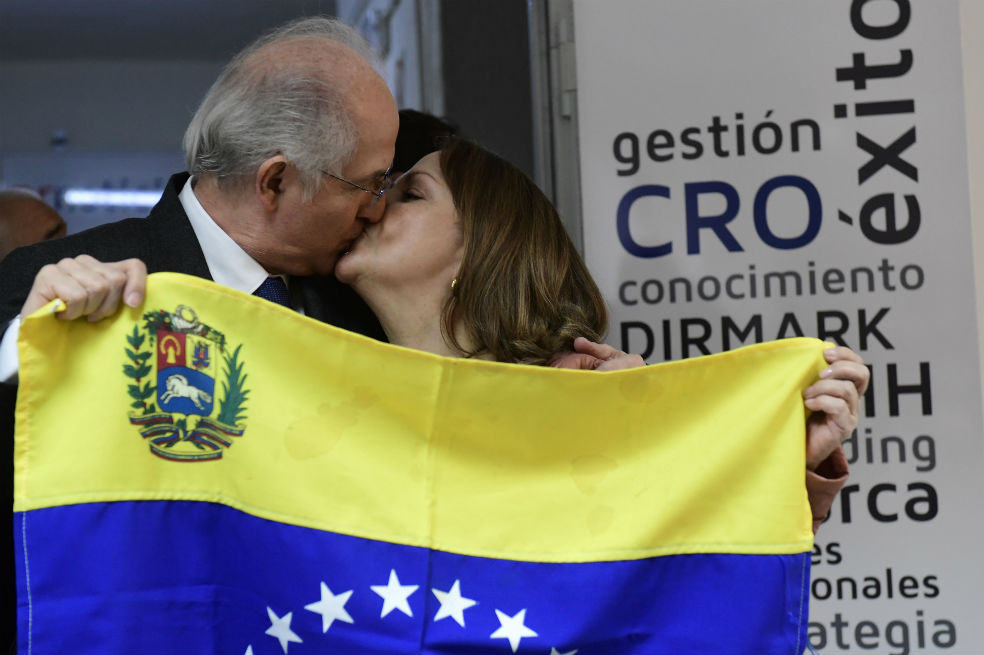 Antonio Ledezma y su esposa Mitzy Capriles, reunidos en España. / AFP