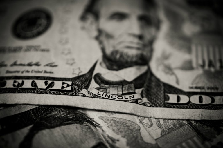 ¿Qué se requiere para que el dólar baje de los $2.800?