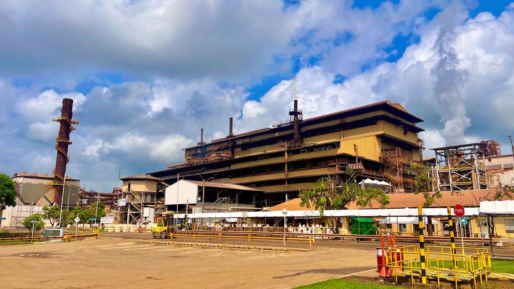 Instalaciones industriales de Cerro Matoso en Córdoba, con estructuras metálicas, chimeneas y torres de procesamiento de ferroníquel.