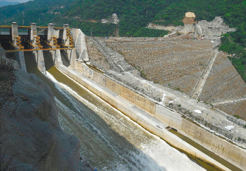Vista del aliviadero y la presa del proyecto Hidroituango, sobre el río Cauca, cerca del municipio de Ituango, departamento de Antioquia.