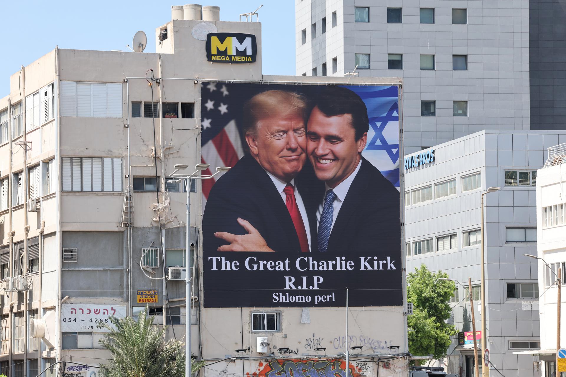 Tel Aviv (Israel), 12/09/2025.- A billboard shows an image of US President Donald Trump (L) embracing US conservative political activist Charlie Kirk to honor Kirk following his fatal shooting, in Tel Aviv, Israel, 12 September 2025. Kirk, 31, was shot dead while speaking at Utah Valley University on 10 September 2025. EFE/EPA/ABIR SULTAN EPA