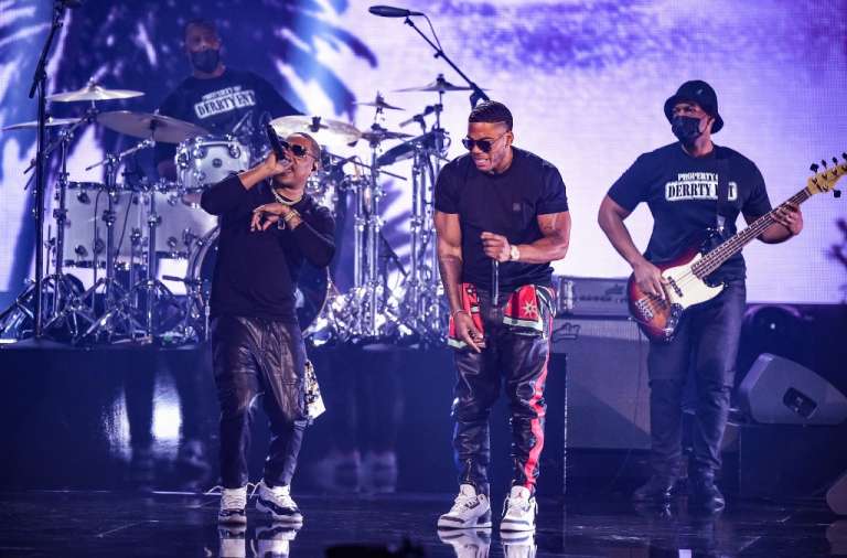 Nelly y Lavell Webb en los American Music Awards 2020.