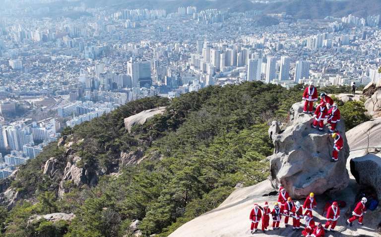 Seoul (Korea, Republic Of), 21/12/2025.- Hikers dressed as Santa Claus climb Mount Bukhan in northern Seoul, South Korea, 21 December 2025. (Corea del Sur, Seúl) EFE/EPA/YONHAP SOUTH KOREA OUT