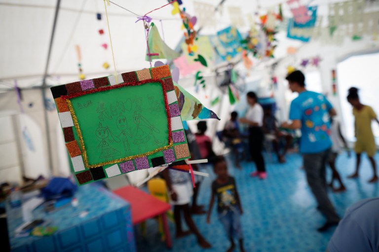 -FOTOGALERÍA- AME4250. BAJO CHIQUITO (PANAMÁ), 21/03/2023.- Niños migrantes juegan en la Estación de Recepción Migratoria (ERM) de San Vicente en Metetí (Panamá), el 11 de marzo de 2023. "Guerreros", repiten las madres, hijos guerreros que han aguantado largas caminatas, hambre, sed, el calor, picaduras de insectos, superar ríos y cerros, para sobrevivir a la selva del Darién en su ruta hacia Estados Unidos. Recién salidos de esta selva que hace de frontera natural entre Colombia y Panamá, los migrantes llegan hasta la conocida como Quebrada del León, donde les esperan unas piraguas de indígenas que los descenderán por el casi seco río Tuquesa hasta Bajo Chiquito, una pequeña población emberá donde podrán al fin reposar tranquilos. EFE/ Bienvenido Velasco