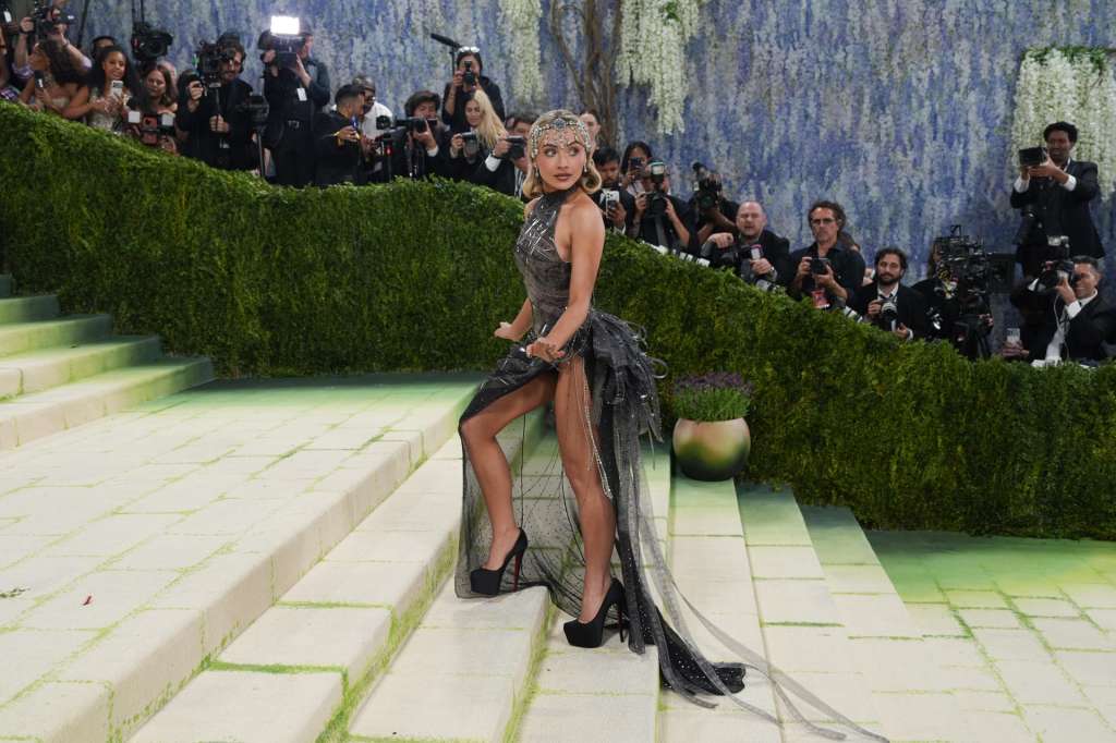 AME9347. NUEVA YORK (ESTADOS UNIDOS), 04/05/2026.- La cantante estadounidense Sabrina Carpenter posa este lunes, durante la alfombra blanca de la Met Gala, en Nueva York (EE.UU.). La Met Gala inició con una actuación de un grupo de cantantes y bailarines que interpretó 'I Wanna Dance with Somebody', de Whitney Houston antes de dar paso a un desfile de celebridades. EFE/ Octavio Guzmán