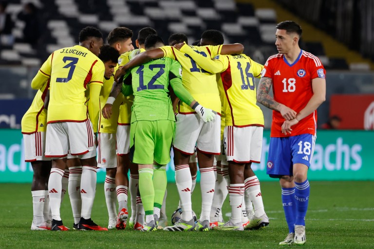 Colombia le sacó un empate a Chile en una cancha que estuvo imposible