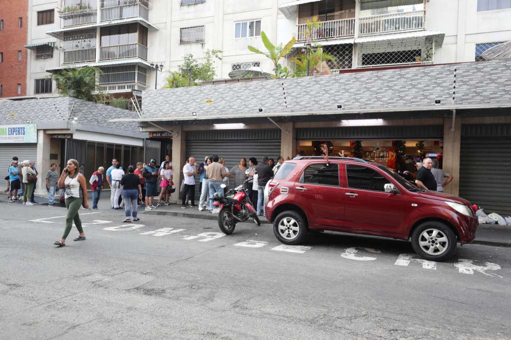 AMDEP241. CARACAS (VENEZUELA), 03/01/2026.- Personas hacen fila en un supermercado para abastecerse este sábado en Caracas (Venezuela). Calles vacías y largas filas de personas en las afueras de los pocos supermercados abiertos constató EFE durante la mañana en el este de Caracas, después de que la capital venezolana fuera sacudida por una serie de explosiones en medio de un ataque estadounidense que fue confirmado por el presidente Donald Trump. EFE/ Ronald Peña